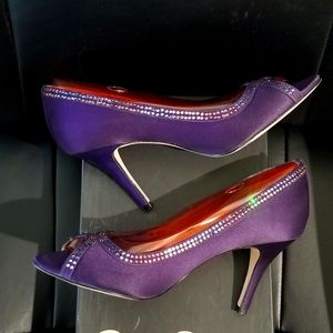 Nina Bling 7.5 peep toe pumps